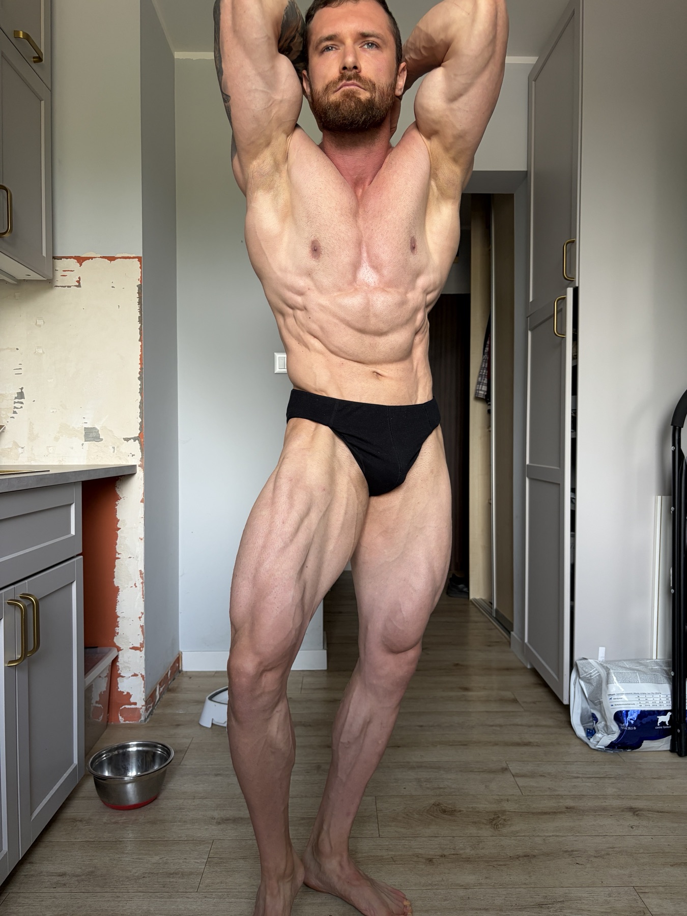 Hubert przy wadze 85 kilogramów podczas przygotowań do zawodów
